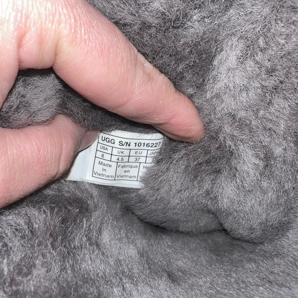 UGG Women's Bailey Button Triplet - Picture 13 of 14